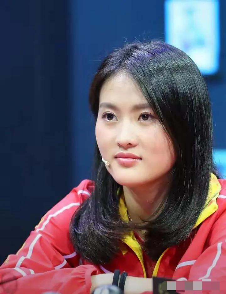 巴黎奥运会曝光度最高的中国教练，莫过于全红婵的教练陈若琳了。
一个曾经蝉联奥运五