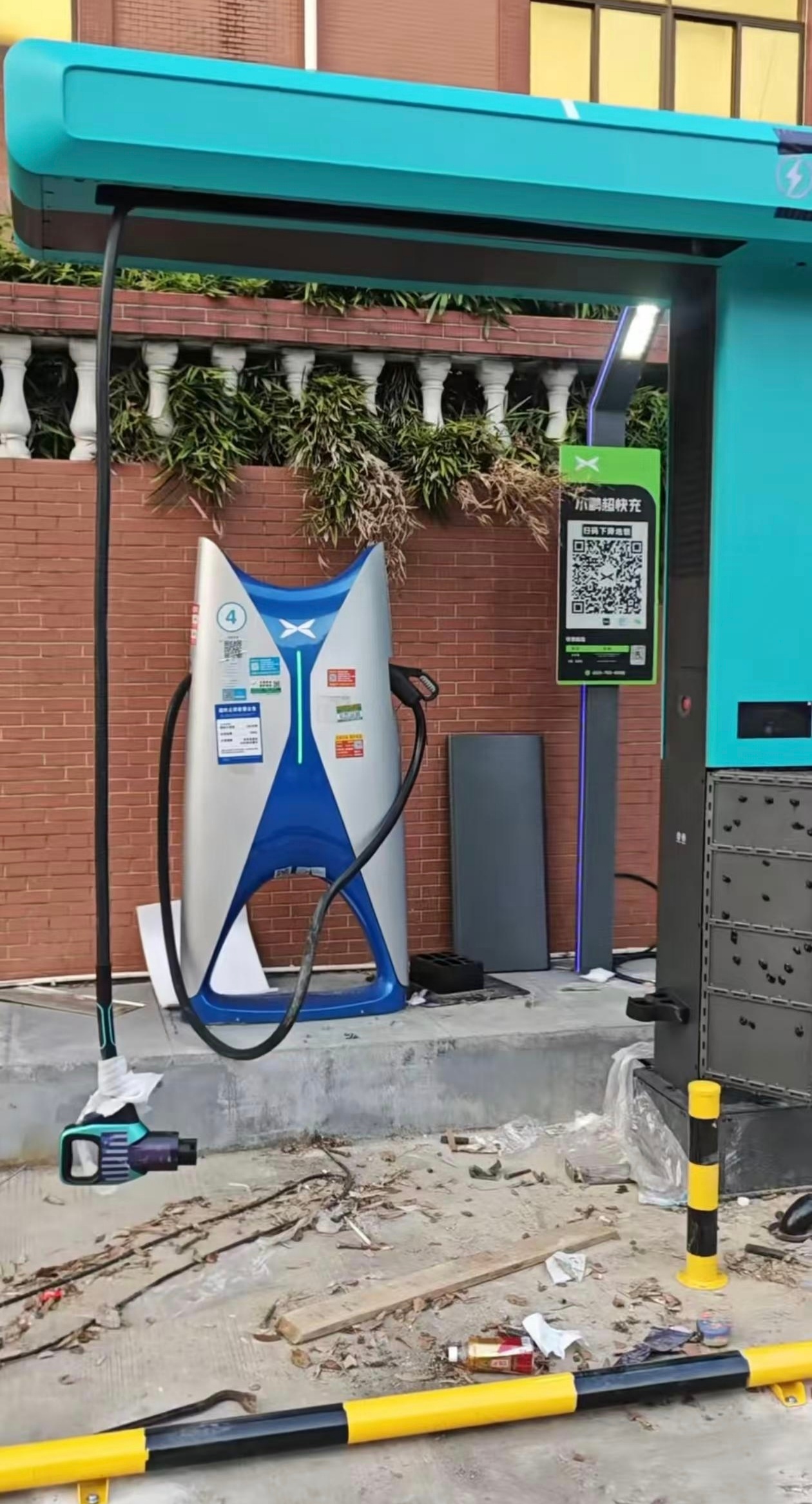 给友商一点点震撼，小鹏比亚迪充电桩都同一个场地老板的，说明一个道理，翻台率高会自