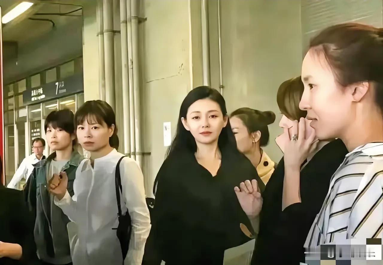 大S年轻的时候确实好看！她的5任男朋友各个都是大帅哥，她不漂亮是不可能的事情。人