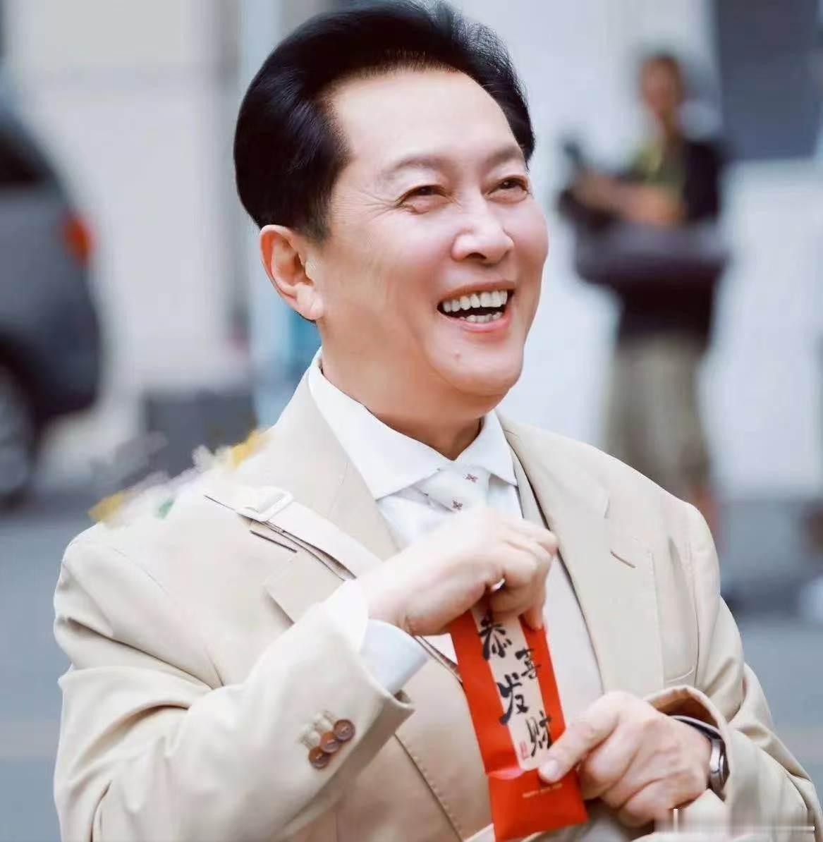 起猛了唐国强都出小卡了 还记得去年唐老师拿着时代少年团小卡认真认人的样子，如今自