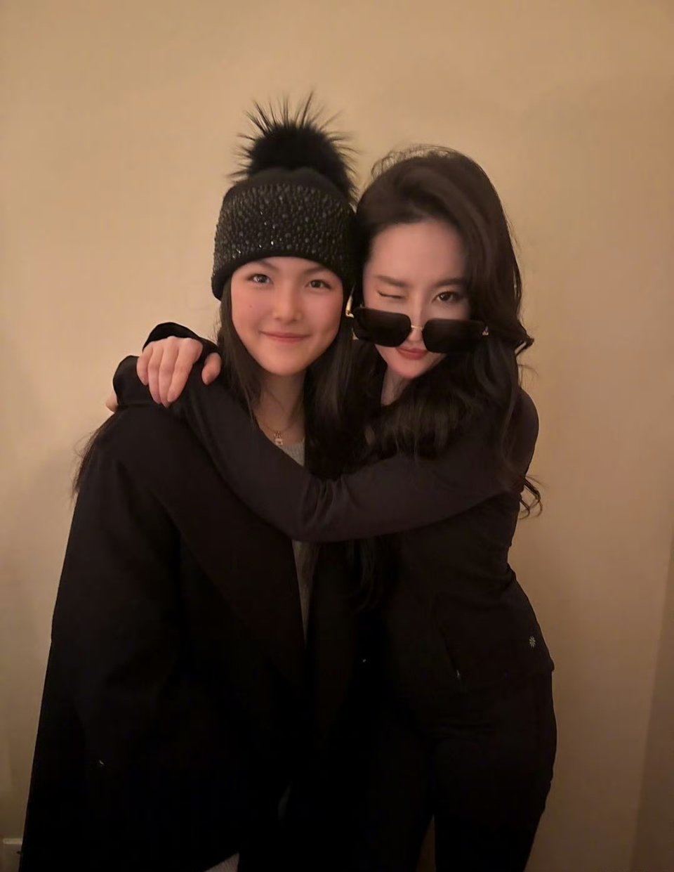 王诗龄被刘亦菲抱着 王诗龄被刘亦菲抱着合照，在爱里长大的女孩，自信美丽大方～ 