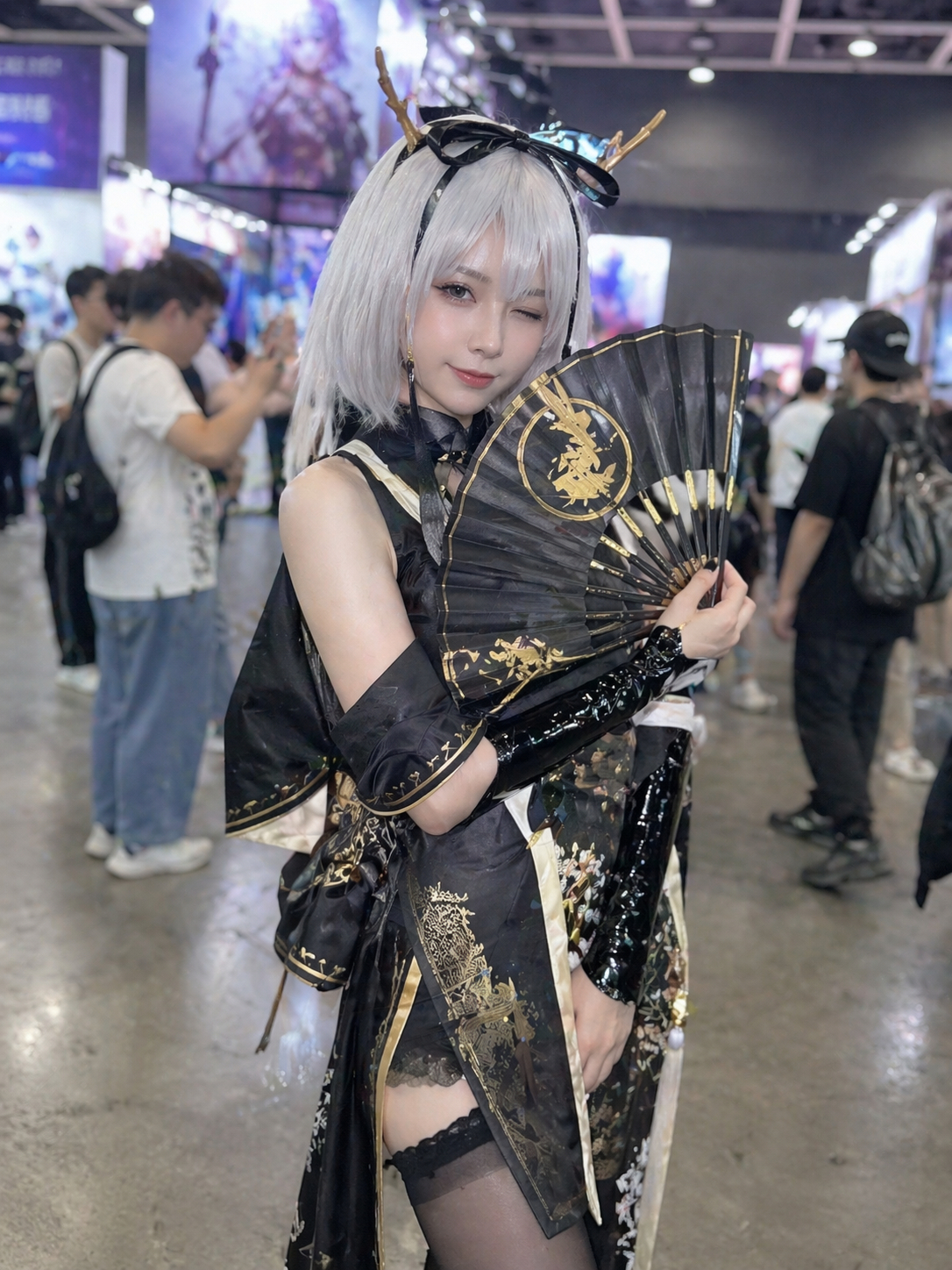 再生成一个，确实水平很高了这一把 我也使用一样提示词，让豆包生了一个，你觉得哪个