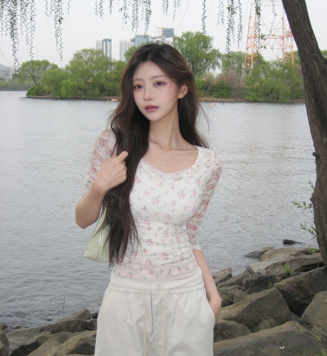 邂逅温柔春日，白裙少女与满眼繁花同框，治愈感爆表！阳光白裙少女