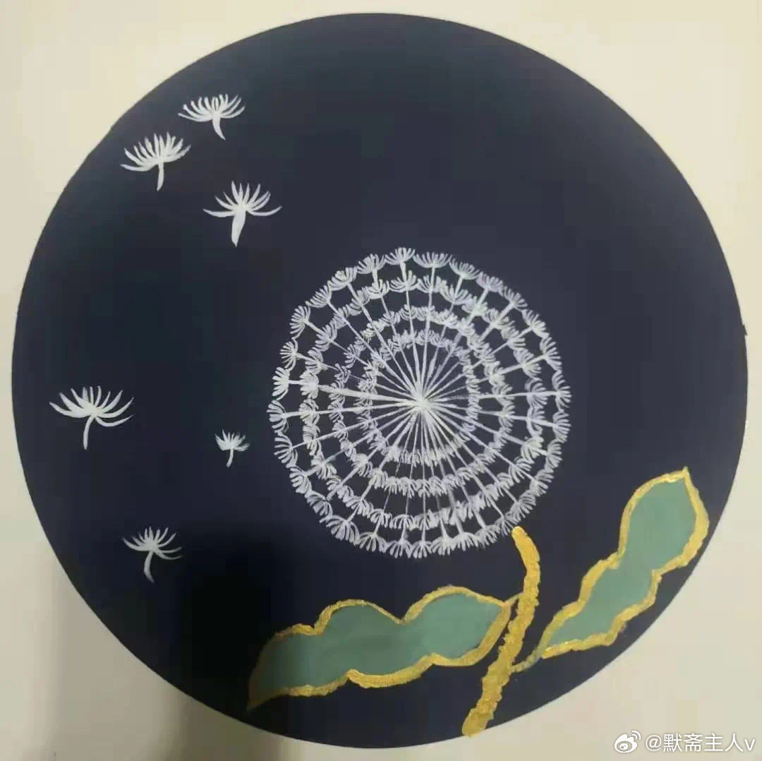 秋日，在东江边·默斋主人原创自由诗秋天不等。我坐在码头第三级石阶。江水不等那片被