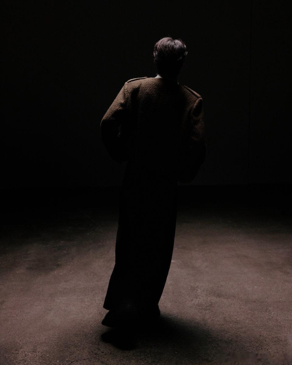 田栩宁格调自成，谁懂阿栩这身美拉德小香直播look的帅气值呢，期待住待会的直播的