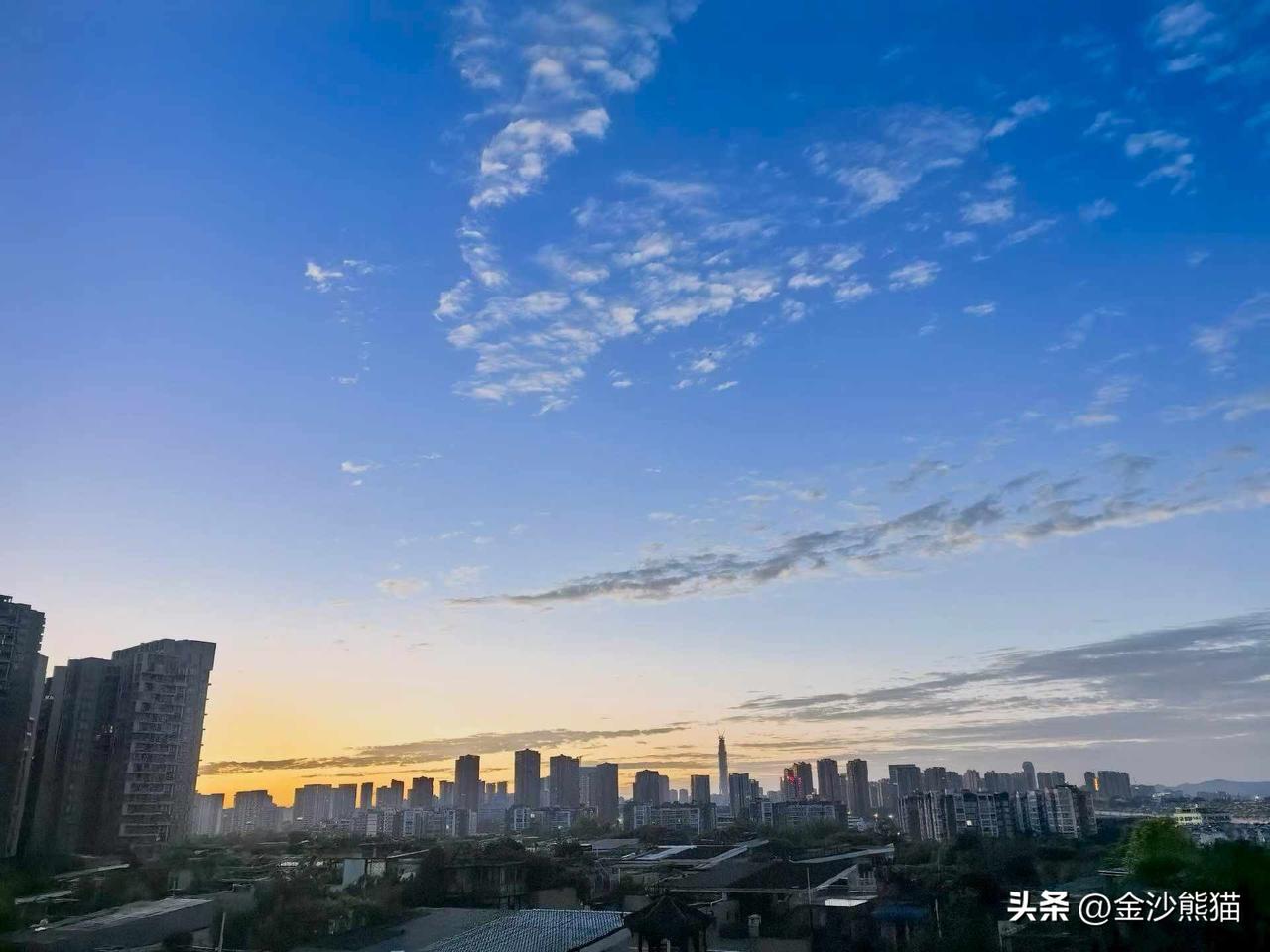 城市天际线，早晨醒来，面朝阳光，嘴角上扬，神清气爽，新的一天，早安！
图文原创：