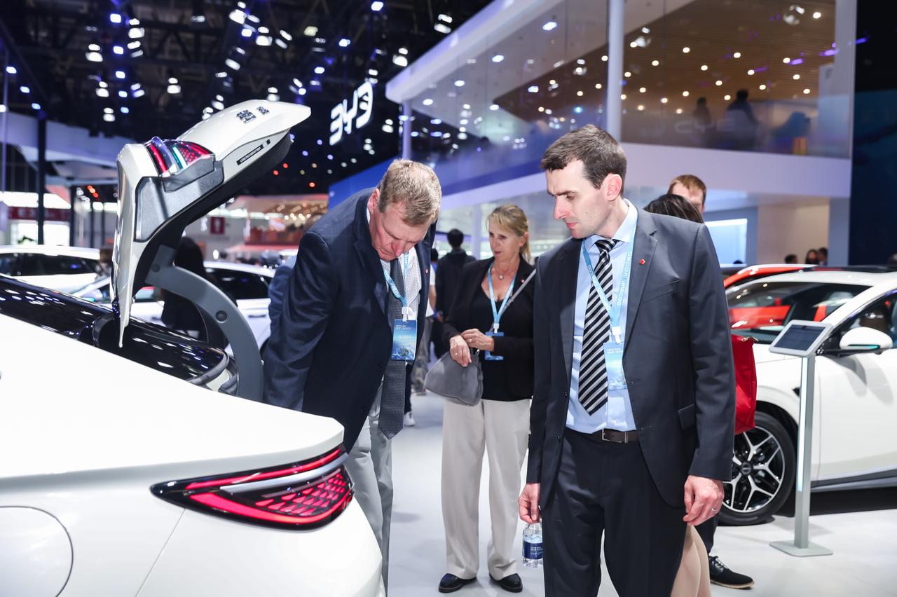 4月24日，2026北京国际车展正式开幕，比亚迪以承包E3整馆的霸气姿态强势登场