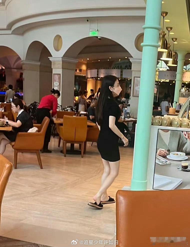 郭富城和方媛带两个女儿到深圳度假，方媛看起来很矮，大概1.5米左右，怀着三胎几个