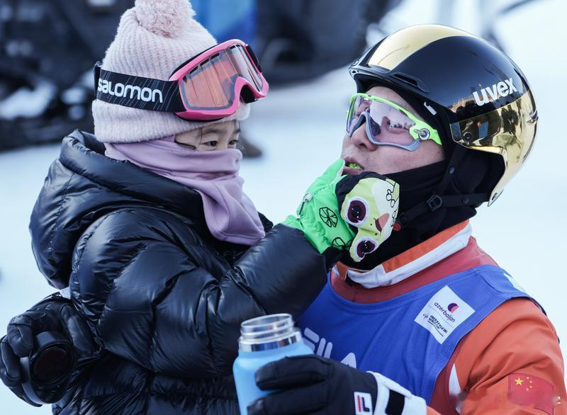 体育大赏我的年度赛场记忆 世界杯云顶站获得银牌之后，齐广璞在赛场边，一面将女儿搂