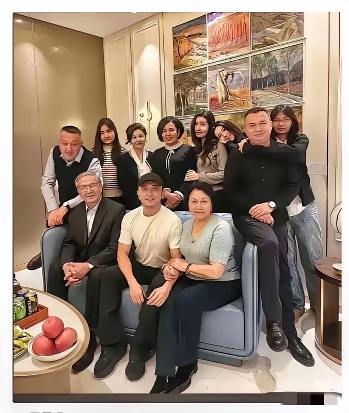 这世界上最让人佩服又想不通的，就是尼格买提的父母。各自离婚带娃重组家庭，居然还敢