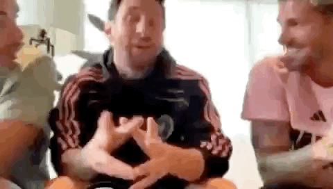 这俩人的动作笑死[笑cry]梅西[超话] ​​​