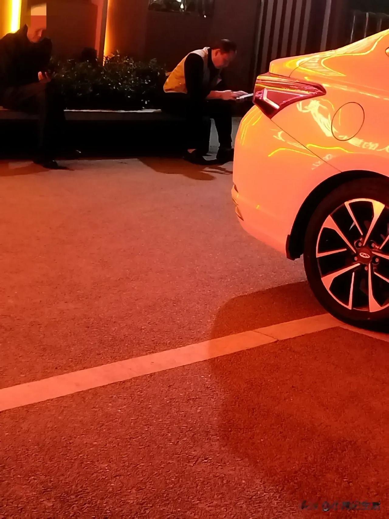 你发现没有？现在连老人都不爱和人交流了。昨天夜晚去接小孩放学。在学校门口看到的。