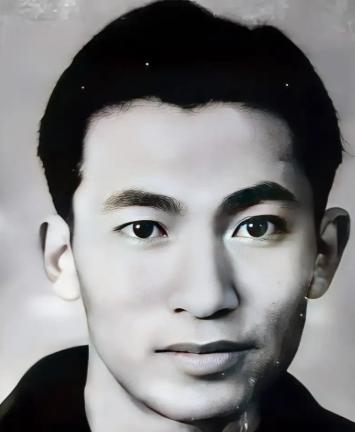 1949年，重庆解放前一天，一位红色特工身中27枪，壮烈牺牲。不久，他新婚4个月