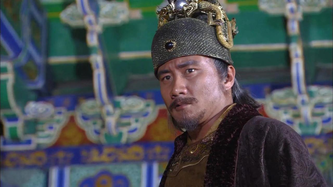 南京护城河边，太子朱标"扑通"一声跳下水。一群侍卫炸了锅——有人没脱衣服就往河里