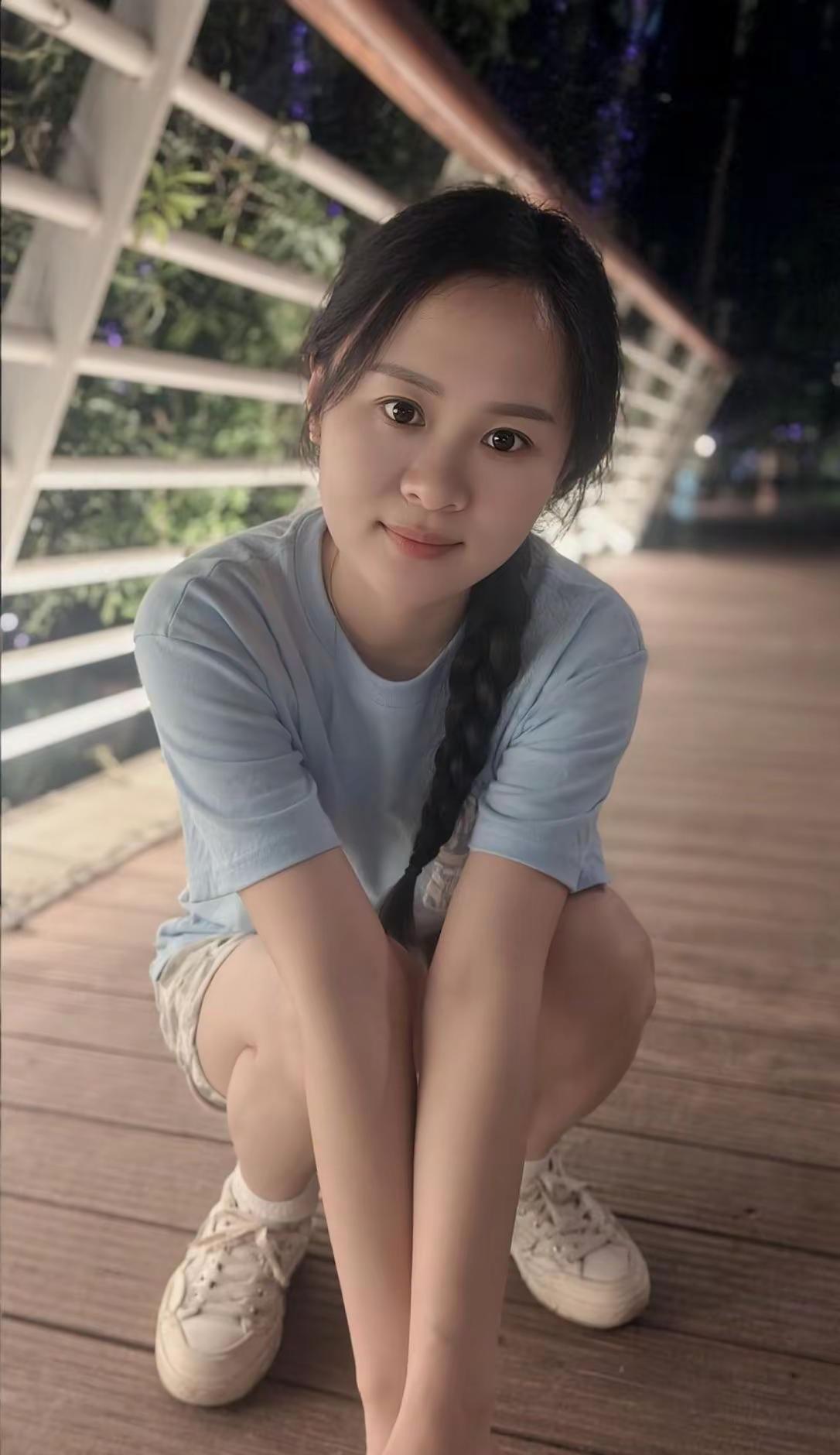 夜色漫上桥面，我独自蹲在这里。脚下流水无声，远处灯火明明灭灭。好像积攒了一整个阶