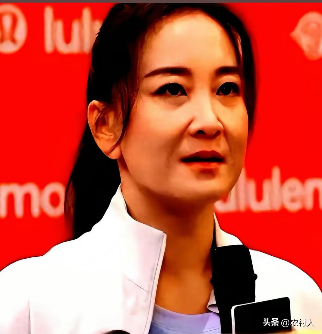 贾玲暴瘦100斤只是烟雾弹，她悄悄解散公司，踢走张小斐才是狠招。你以为她众叛亲离