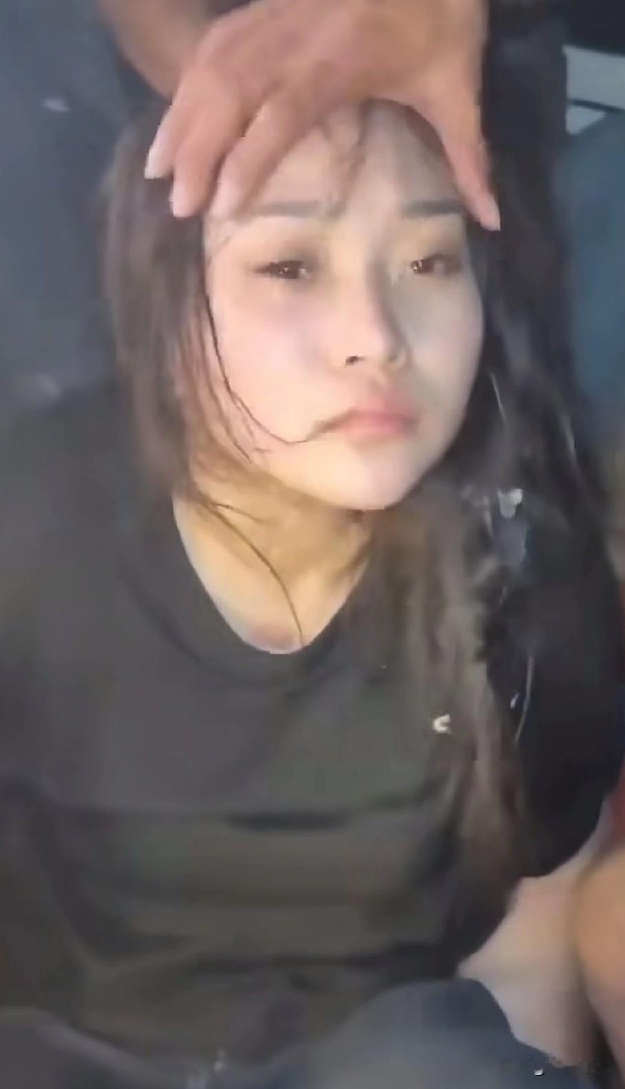 越南籍女子因高颜值，
成柬埔寨劫囚案中的焦点，最终落网。
网上有人感叹“美则美矣