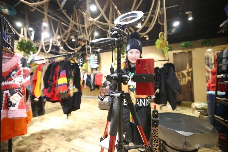 同样的带货价格，大家只选明星，这现象还挺有意思。明星自带流量和光环，粉丝出于喜爱