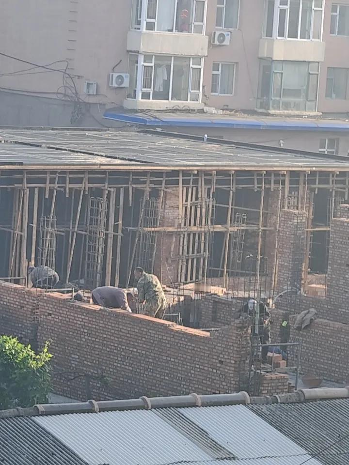 工地上班的日常一大清早就开始干活