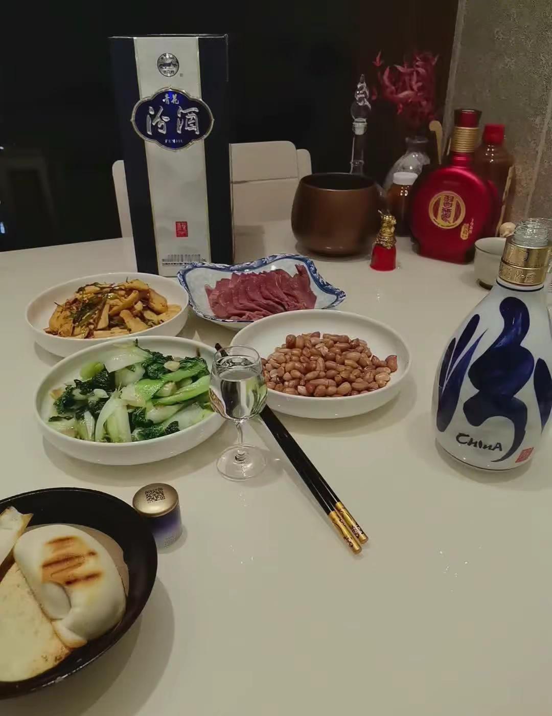 不知道从什么时候 也喜欢自己小酌一杯，不是喜欢酒的味道，只是微醺的感觉可以让自己