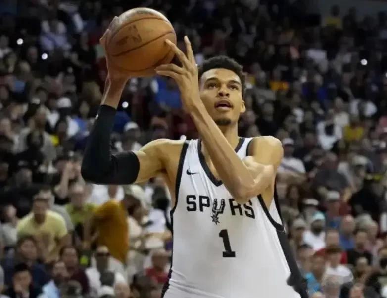文班亚马夏联首战球衣开始拍卖，目前价格已达4万多美元！

多位NBA记者报道，马