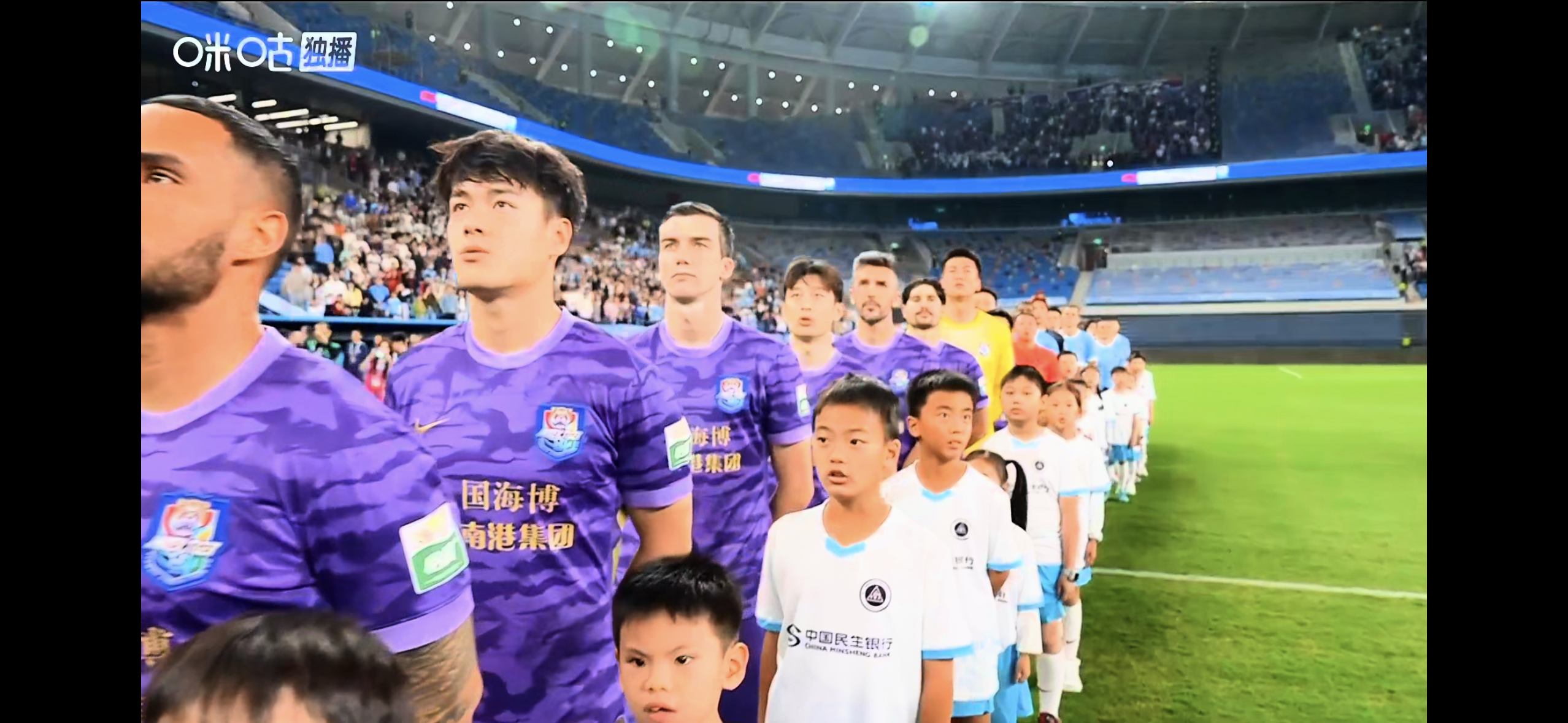 又熬过了一个渺茫半场，混乱、无序、被动的三中场组合，上不能给双外援支撑，下又在肋