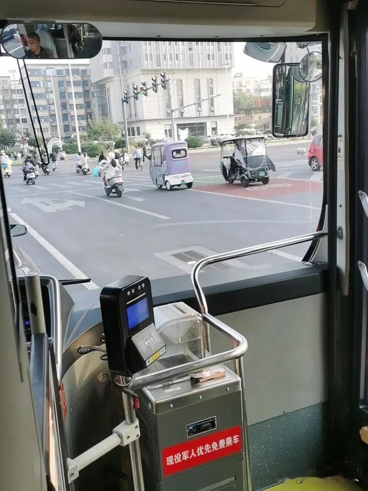 想坐79路到花园口，原来做了攻略的，到车上一问好像不到，公交司机再也不想多说一句