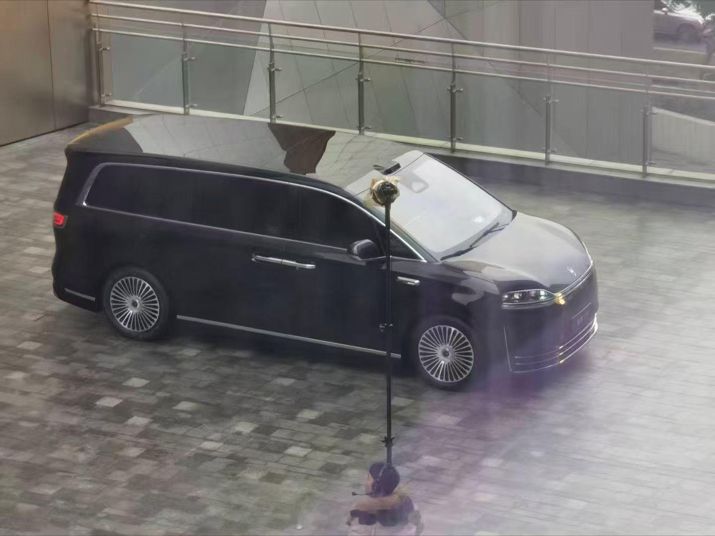 我就喂了图1，不知道豆包根据啥生成的后面几张智界v9 MPV