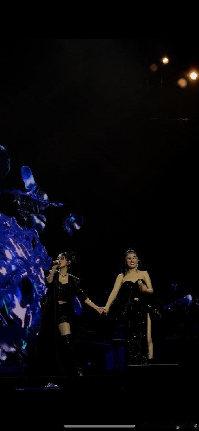 #袁娅维薛凯琪又双叒叕同框#姐姐们一同框，我就觉得世界上最幸福的就是我这个小女孩