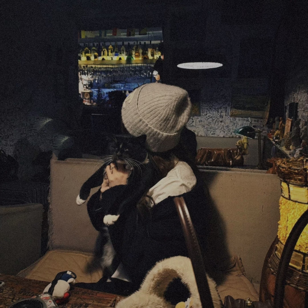 你问我为什么喜欢异地恋 因为我有0件事要依靠你 我真的喜欢异地恋 不会腻 还能去