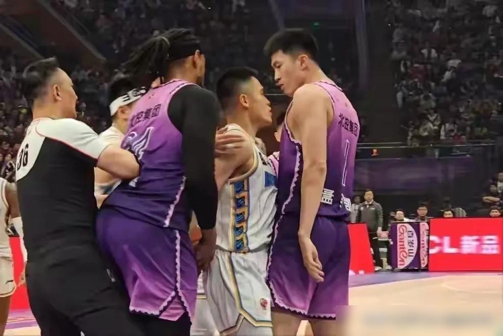 燃爆了！京城德比决战夜，北京男篮拼出血性！昨晚，北京男篮在生死战中112-95横