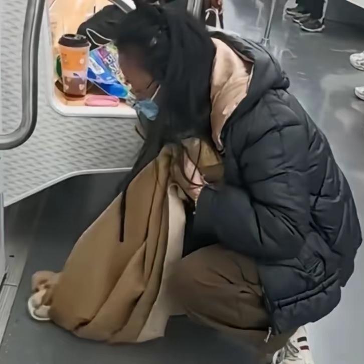 12月4日，江苏苏州地铁上发生了一件让人意外又暖心的事儿。一女子坐地铁时，不小心