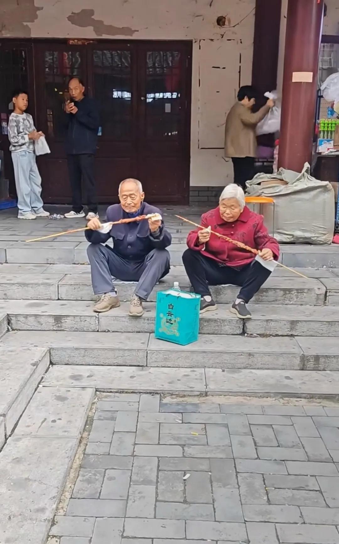 这大串坐着吃才行