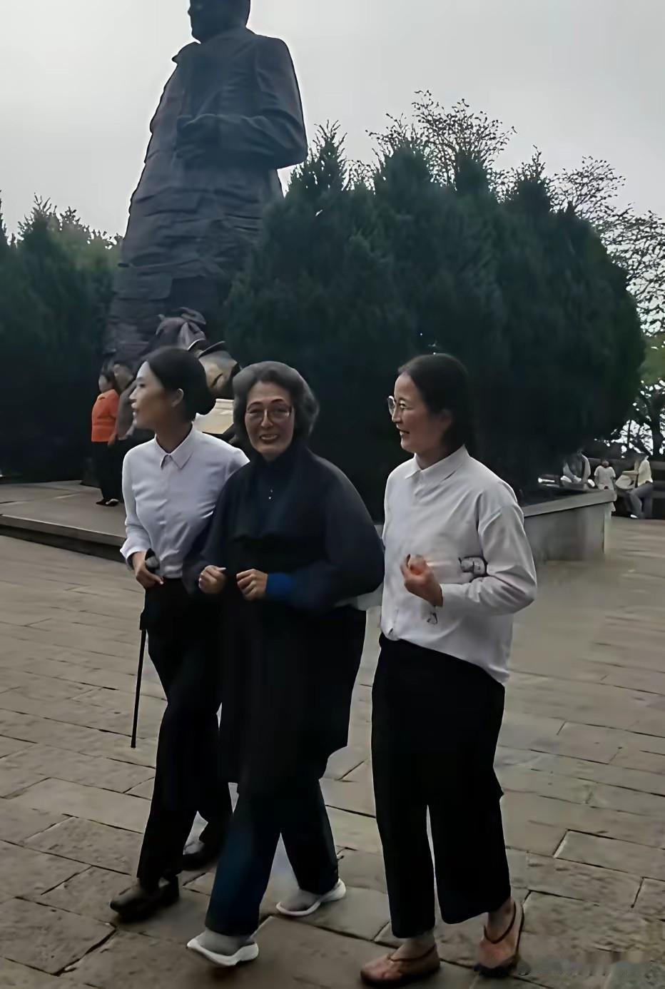 中国人民解放军的奠基人贺龙元帅，
放弃高官厚禄，
在南昌毅然揭竿而起，
走向革命