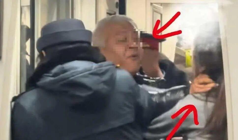 火车车厢里你推我搡、大打出手，全因走道上堆满了行李，你说这怨谁？
前不久，山东济