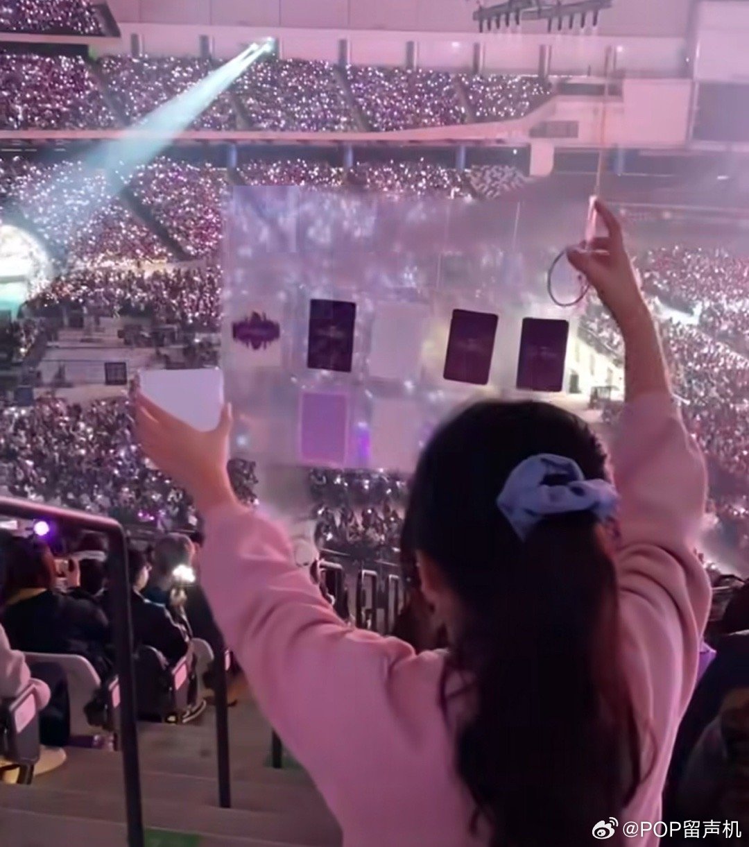 演唱会带个板举小卡是啥意思 