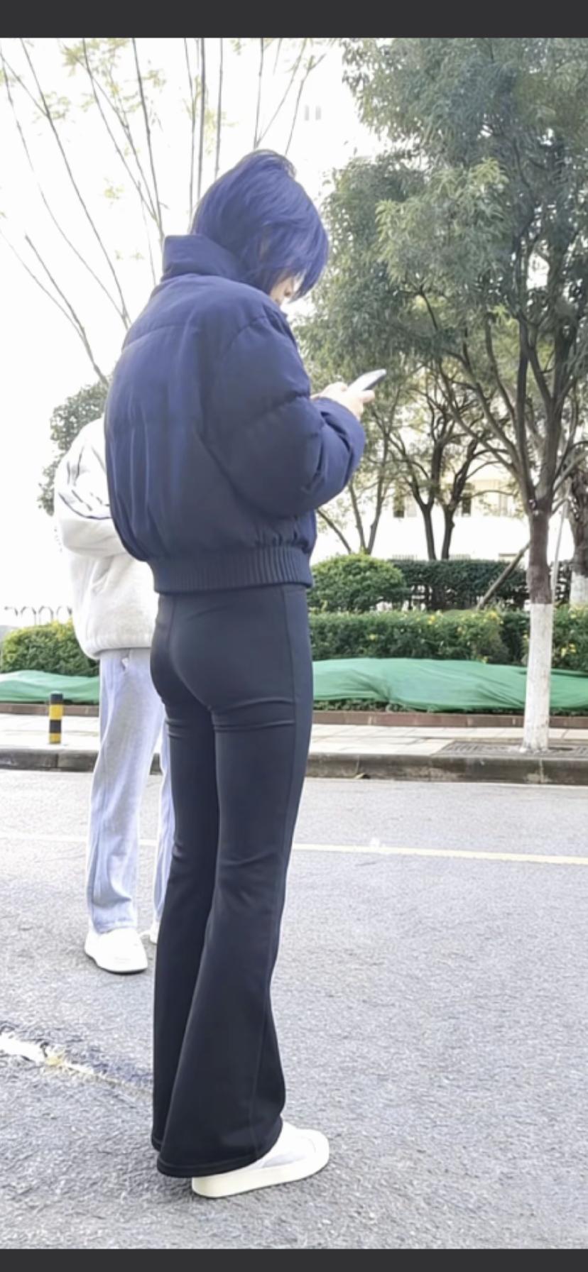 冬日穿搭指南：蓝色羽绒服+黑色紧身裤，温暖又时尚！