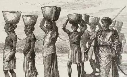 黑奴贸易里，奴隶贩子把黑人扒得精光、让男女挤在一起，表面看是省钱省事，实际上是一