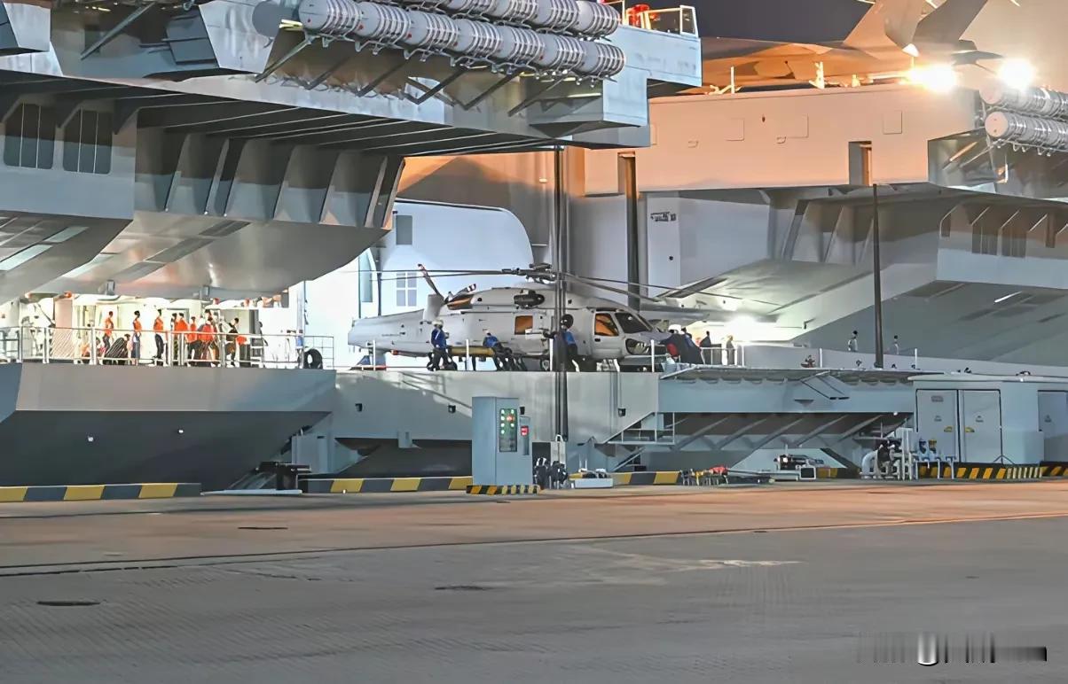 福建舰升降机上的直20F