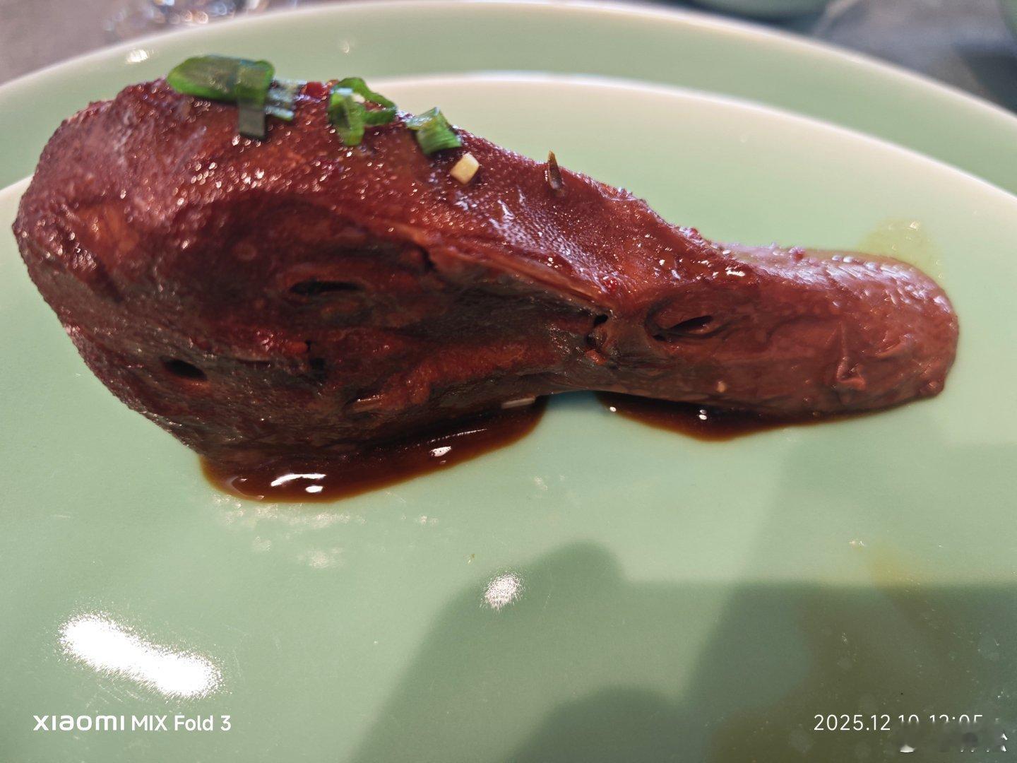 衢州，著名的三头一掌，鸭头，兔头，鱼头，鸭掌。还有美味汤面。这个地方吃辣，号称中