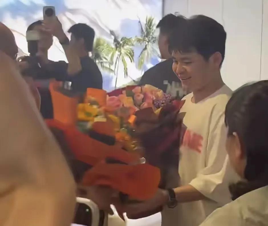 小石头夺冠后回到海南，妈妈教练亲自接机，走出阴霾的他一路高歌
林诗栋结束比赛回到