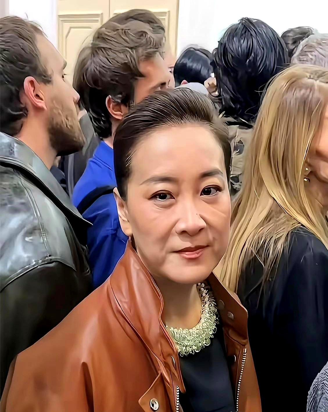 贾玲不逗乐了，改拍传销。
 
2026年春节，她带着《转念花开》上桌，讲一个主妇