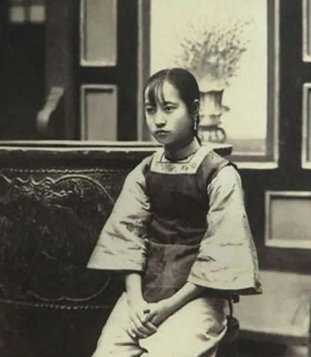 1904年，通房丫李氏，站着侍奉丈夫与正妻长达33年。这日，她正在盛饭。谁知，管