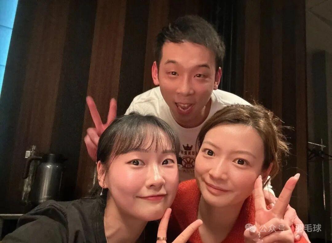 有谁认识图中抢镜的大男孩是谁？

韩国混双名将蔡侑玎真够意思了，特意从韩国赶来参