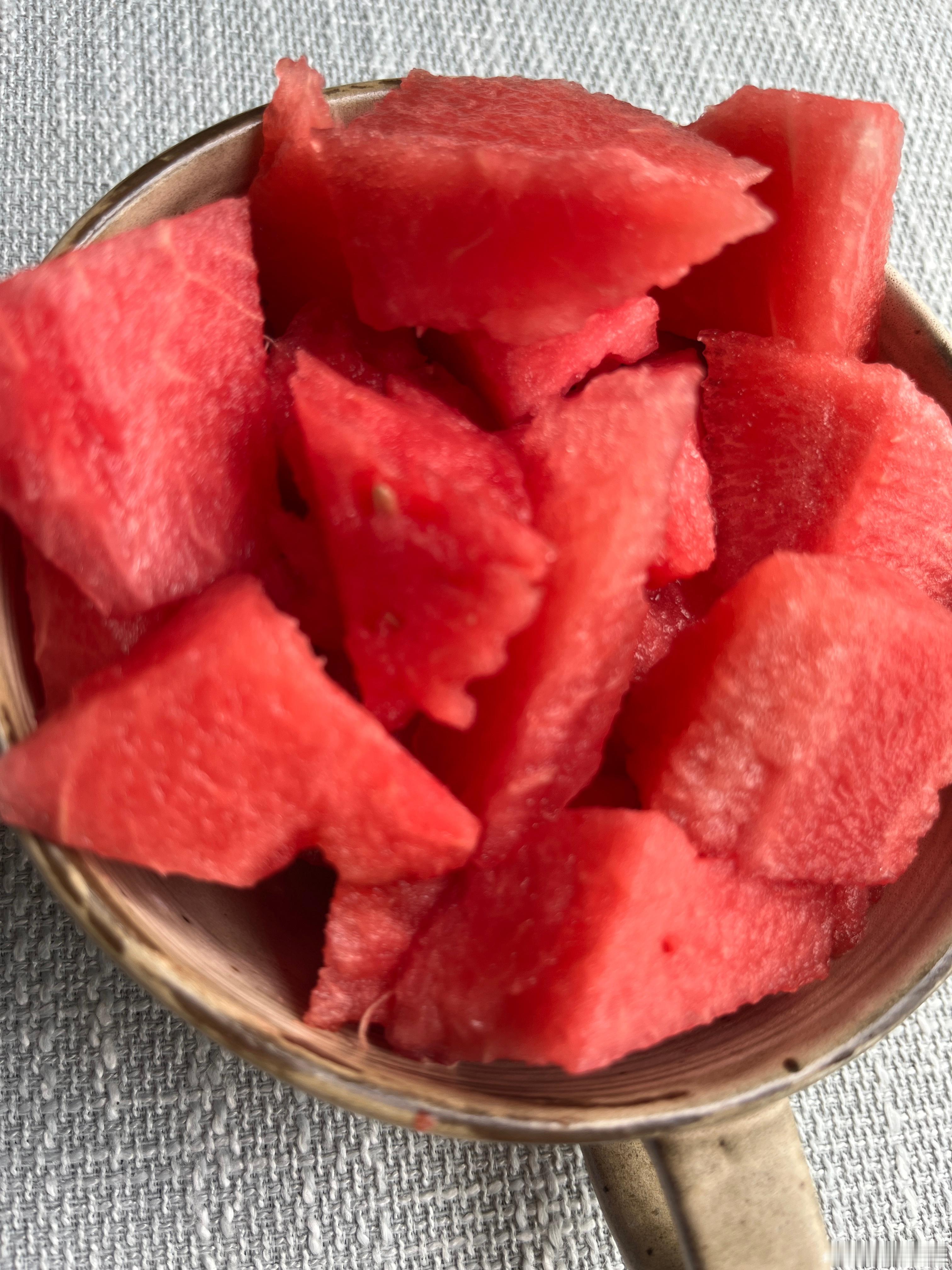 长大后吃西瓜的方式变了小时候夏天吃西瓜是没有什么规则的想怎么吃就怎么吃脸上手上衣