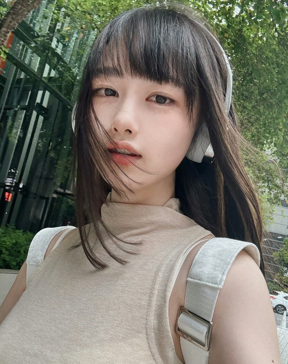 思慕社字母 我不再向深夜索要答案了。月光稀释过的悲伤，正好够我清醒地睡去。明天还