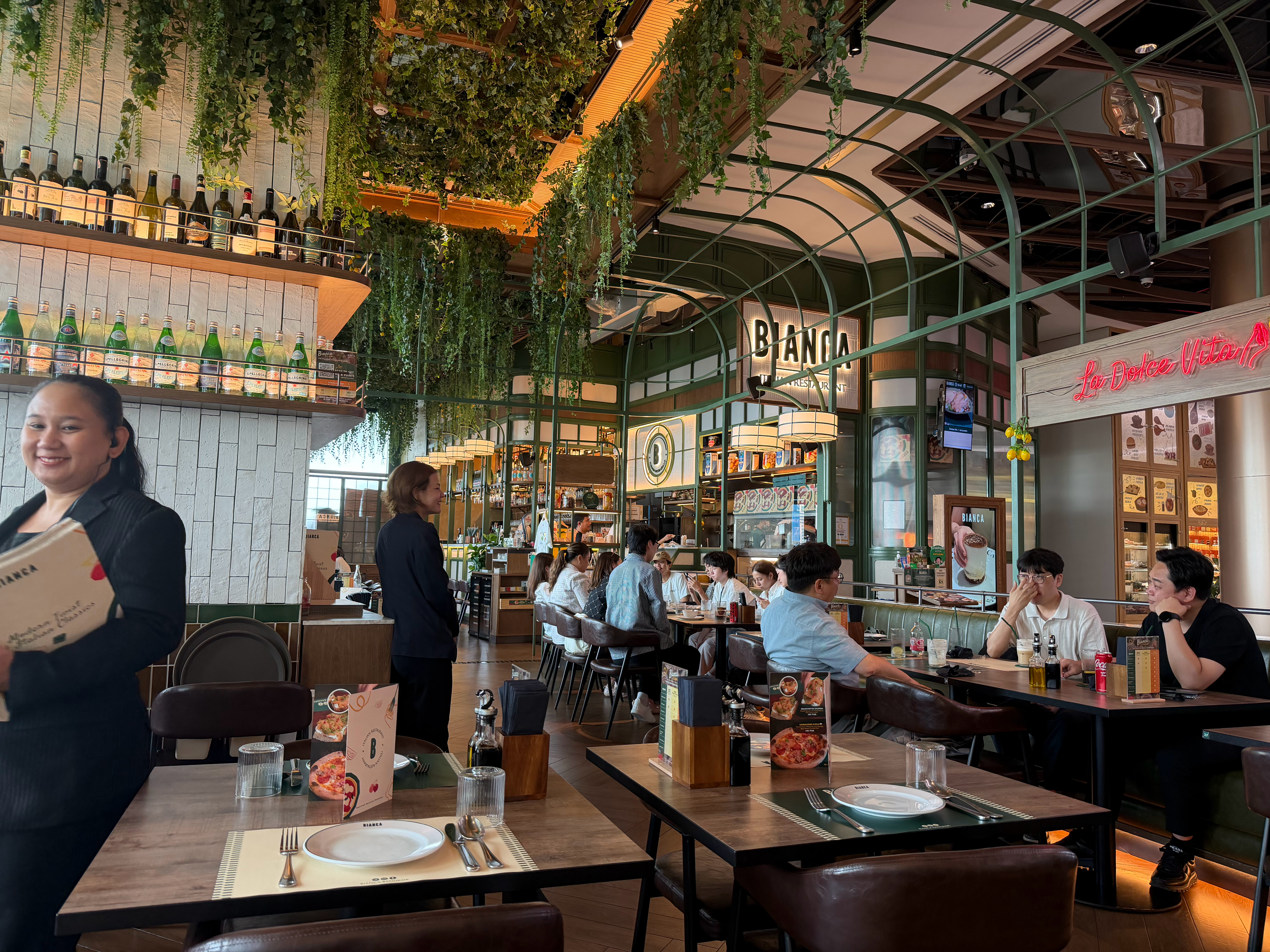 深夜一脖One Bangkok Parade商场三层聚集各式风味餐厅，泰餐、日韩