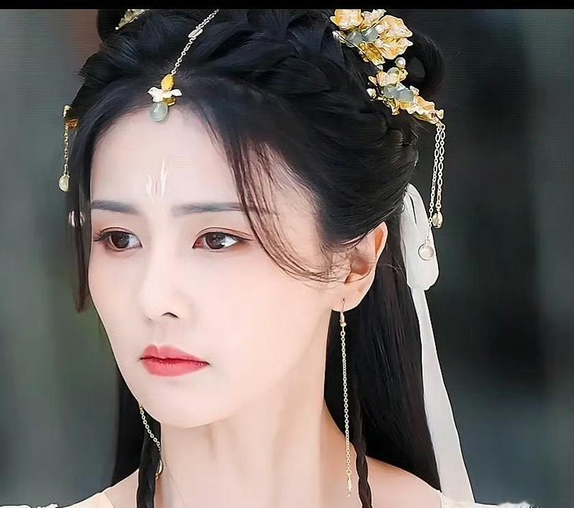 白鹿的妆造就应该去繁就简，现在反而显老了 ​​​