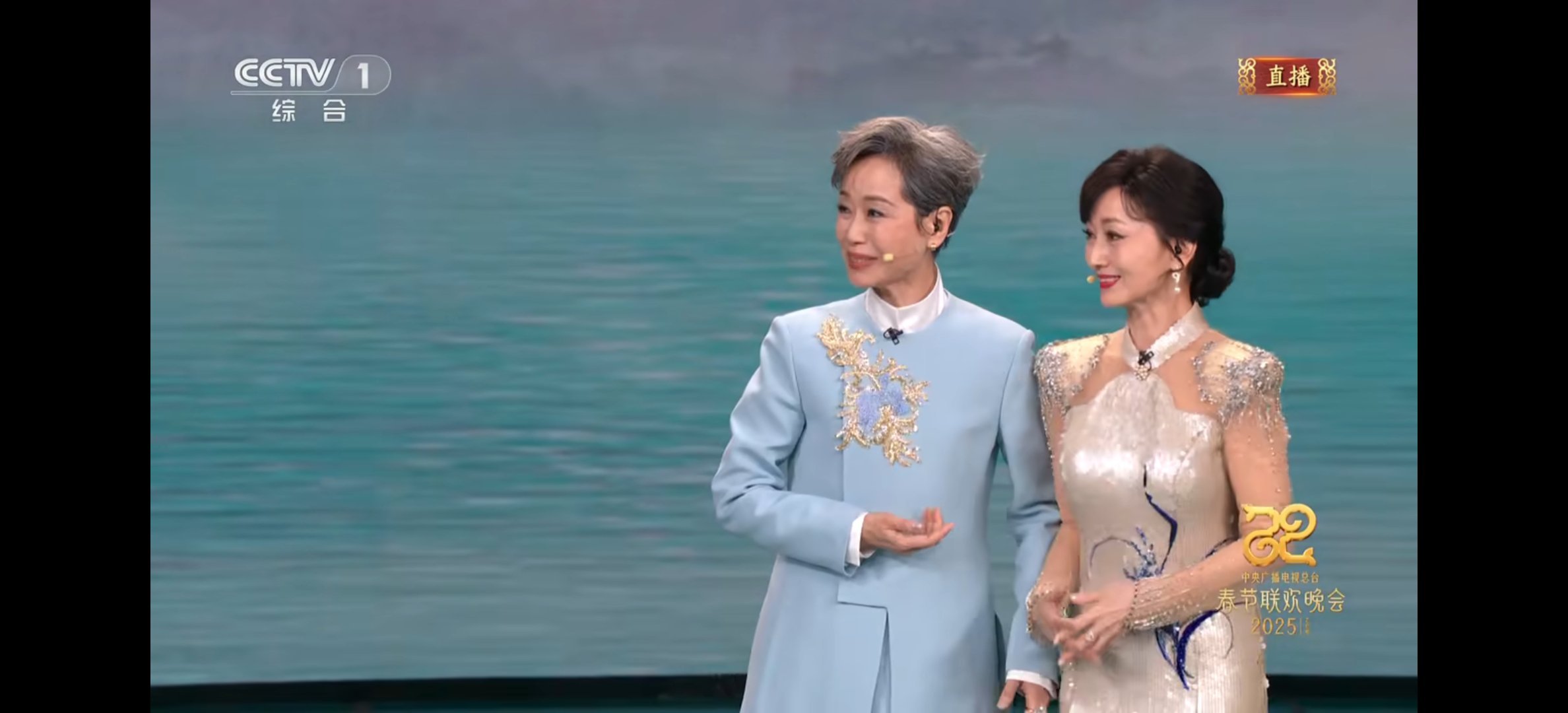 春晚段子大考  春晚 赵雅芝叶童跨越一个时代还在发糖[哇] 