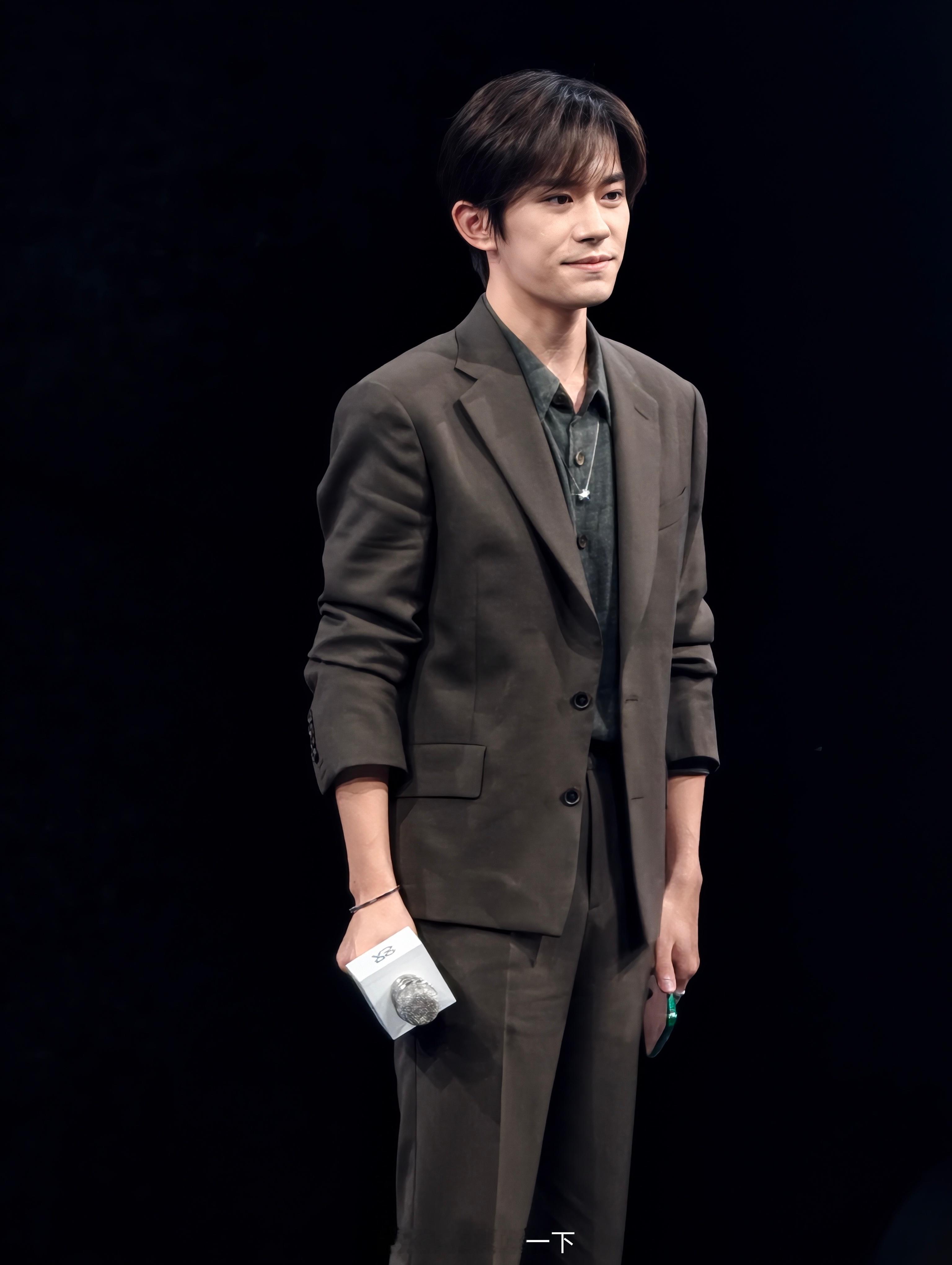 易烊千玺来到了发布会现场，这应该是机圈代言最久的代言人了吧